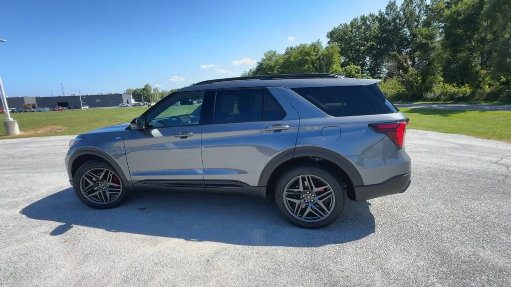 2025 Ford Explorer ST-Line photo 3