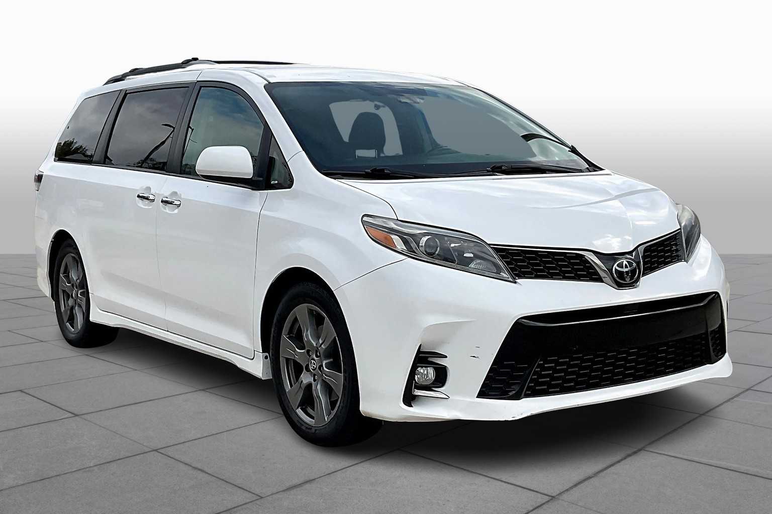 2018 Toyota Sienna SE photo 2