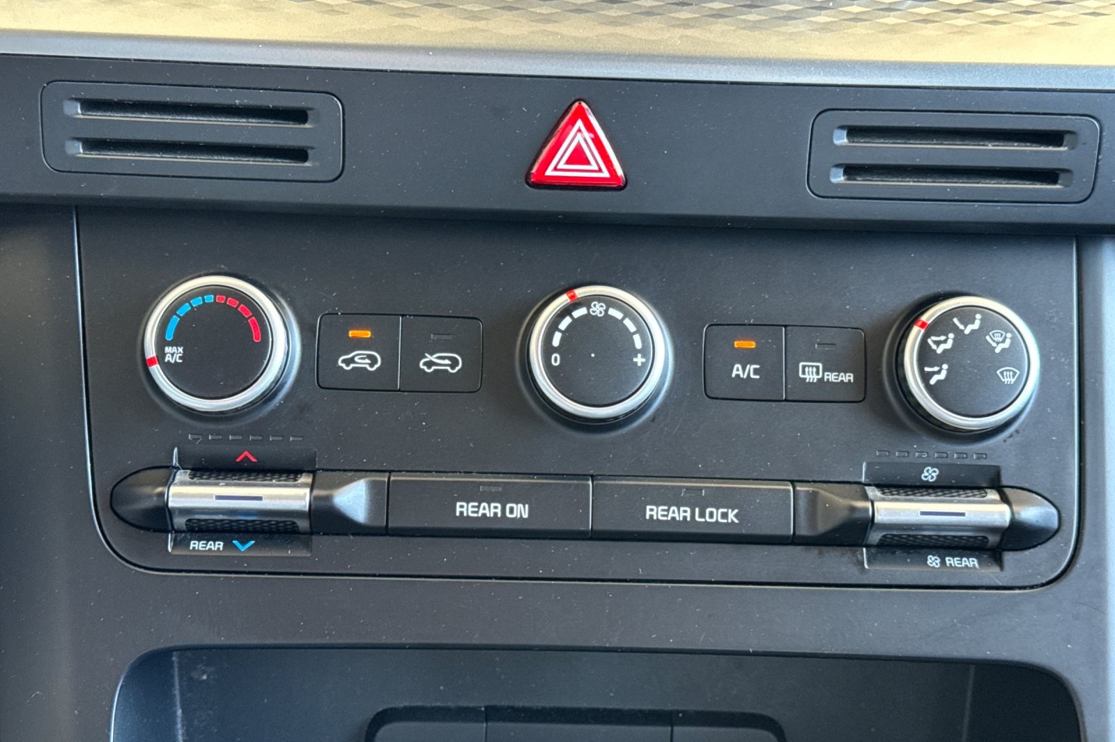 2024 Kia Carnival LX photo 19