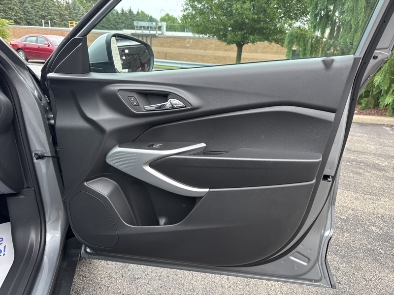 2025 Chevrolet Trax LS photo 32