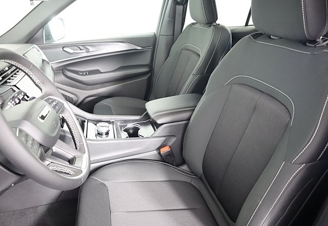 2025 Jeep Grand Cherokee Laredo Altitude photo 10