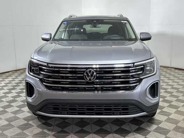 2025 Volkswagen Atlas SEL photo 2