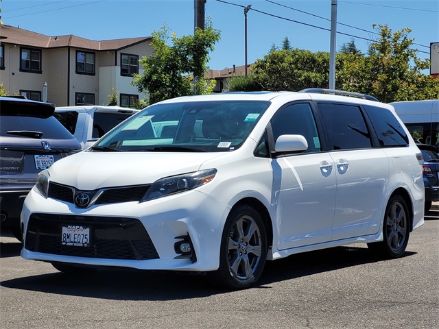 2020 Toyota Sienna SE photo 9