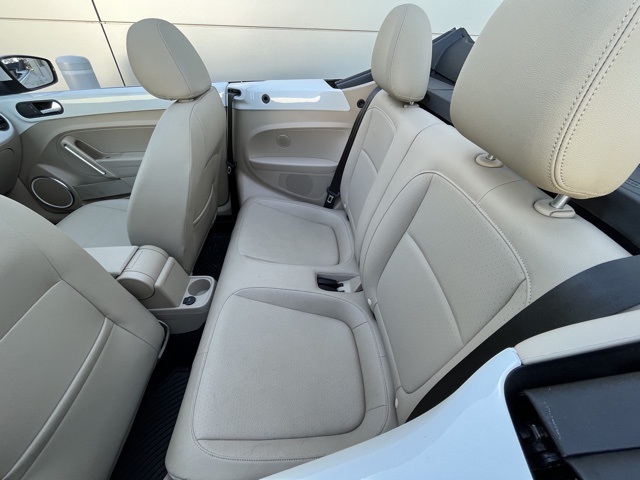 2019 Volkswagen Beetle Convertible S photo 2