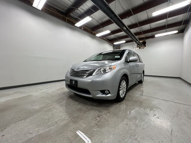 2015 Toyota Sienna XLE photo 4
