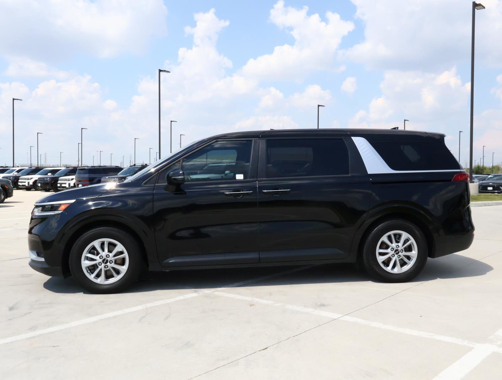 2024 Kia Carnival LX photo 2