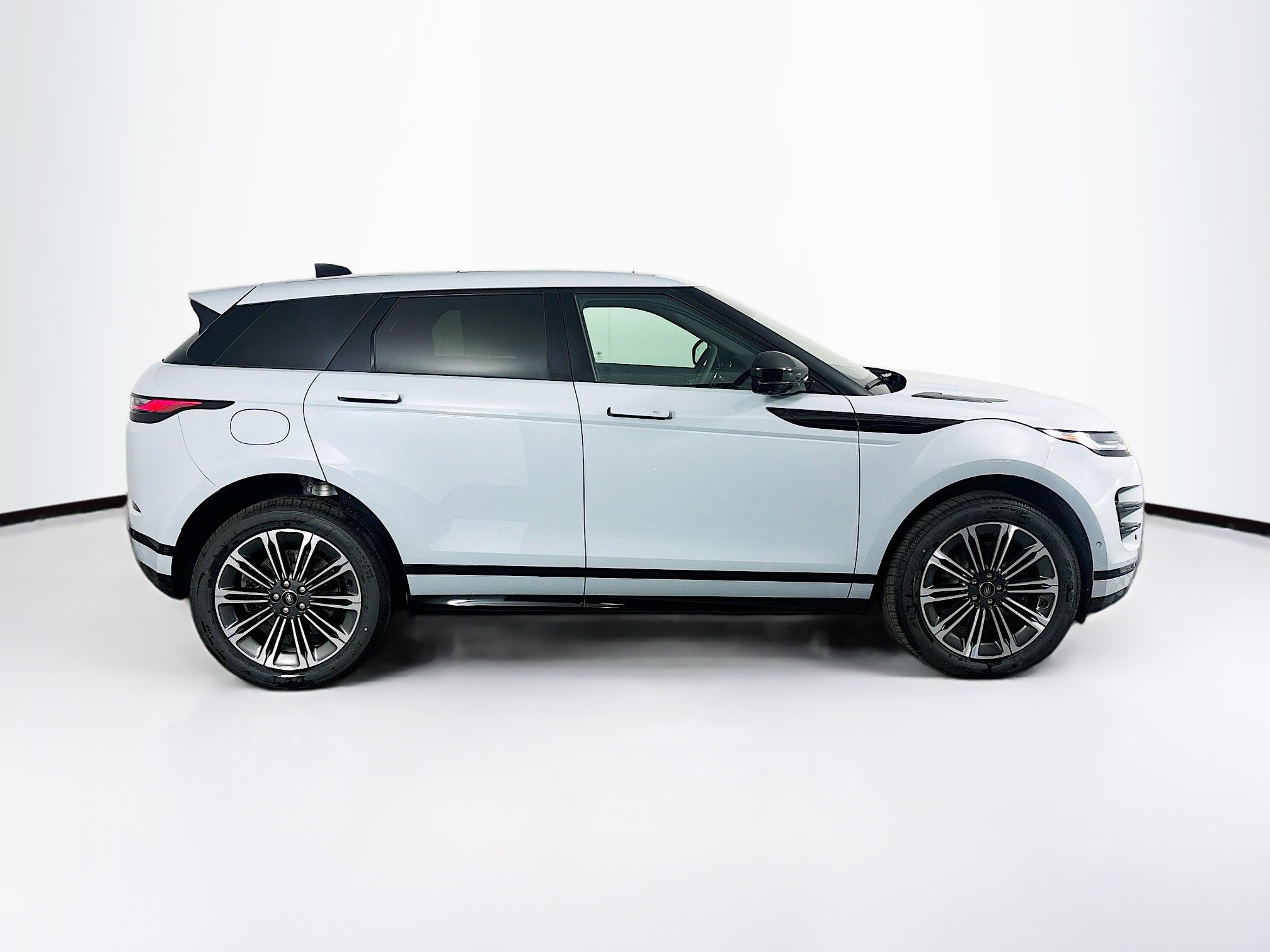 2026 Land Rover Range Rover Evoque Dynamic SE photo 4