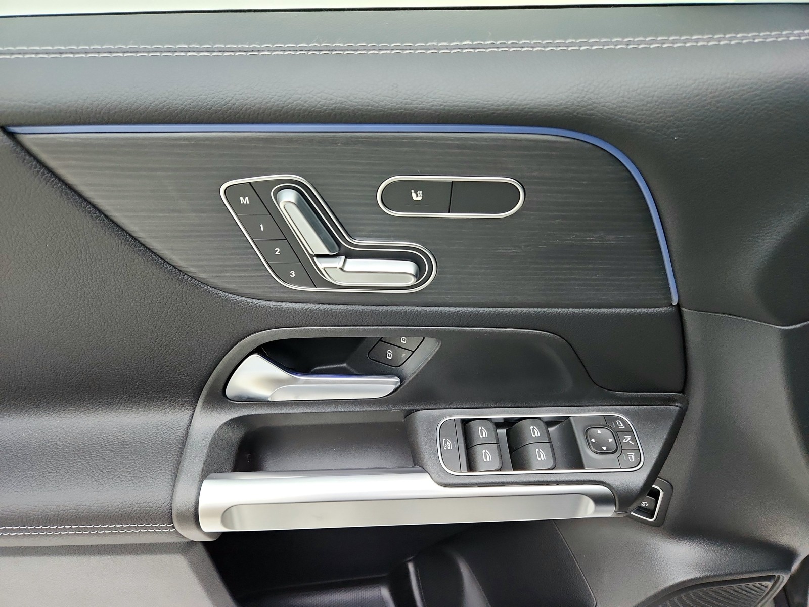 2025 Mercedes Benz GLB 250 photo 31