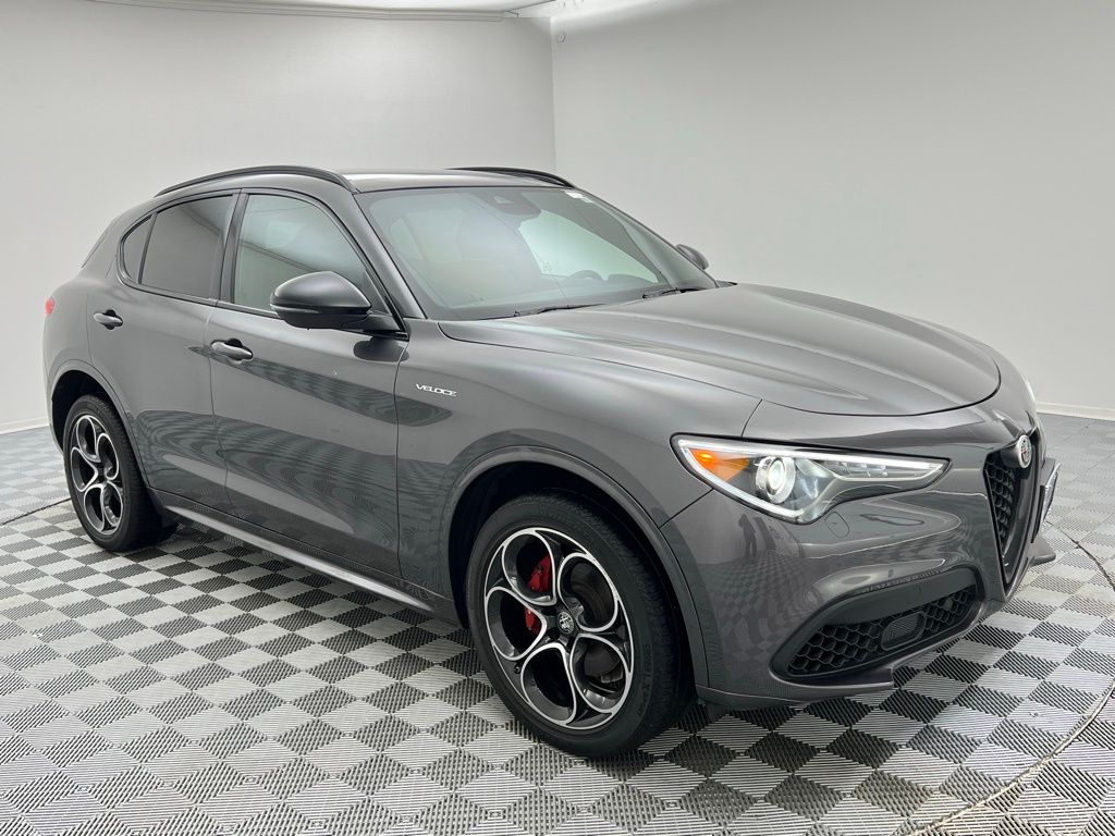 2022 Alfa Romeo Stelvio Ti Sport photo 3
