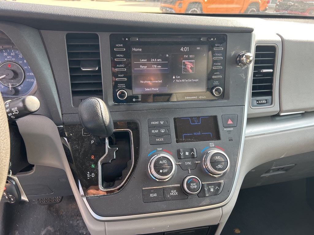 2020 Toyota Sienna LE photo 16