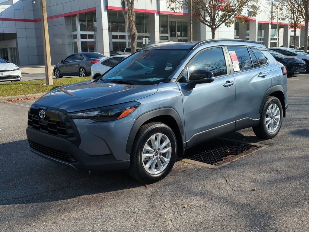 2026 Toyota Corolla Cross LE's photo