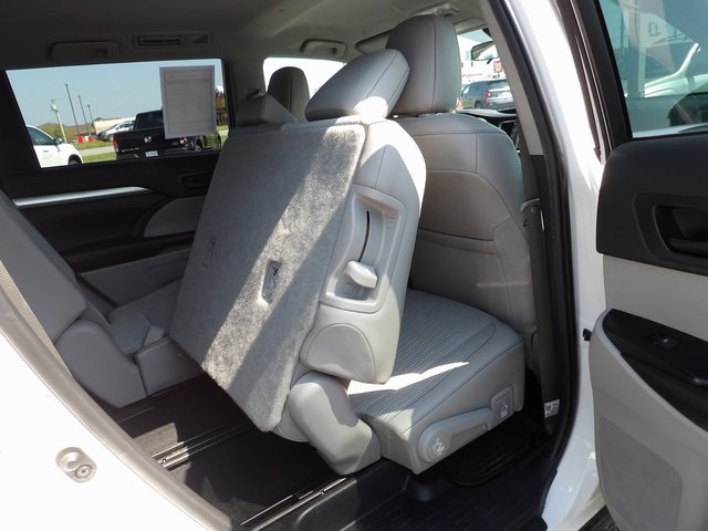 2019 Toyota Highlander LE photo 38