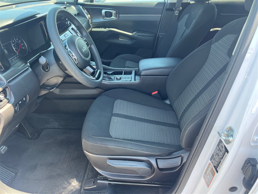 2022 Kia Sorento LX photo 9