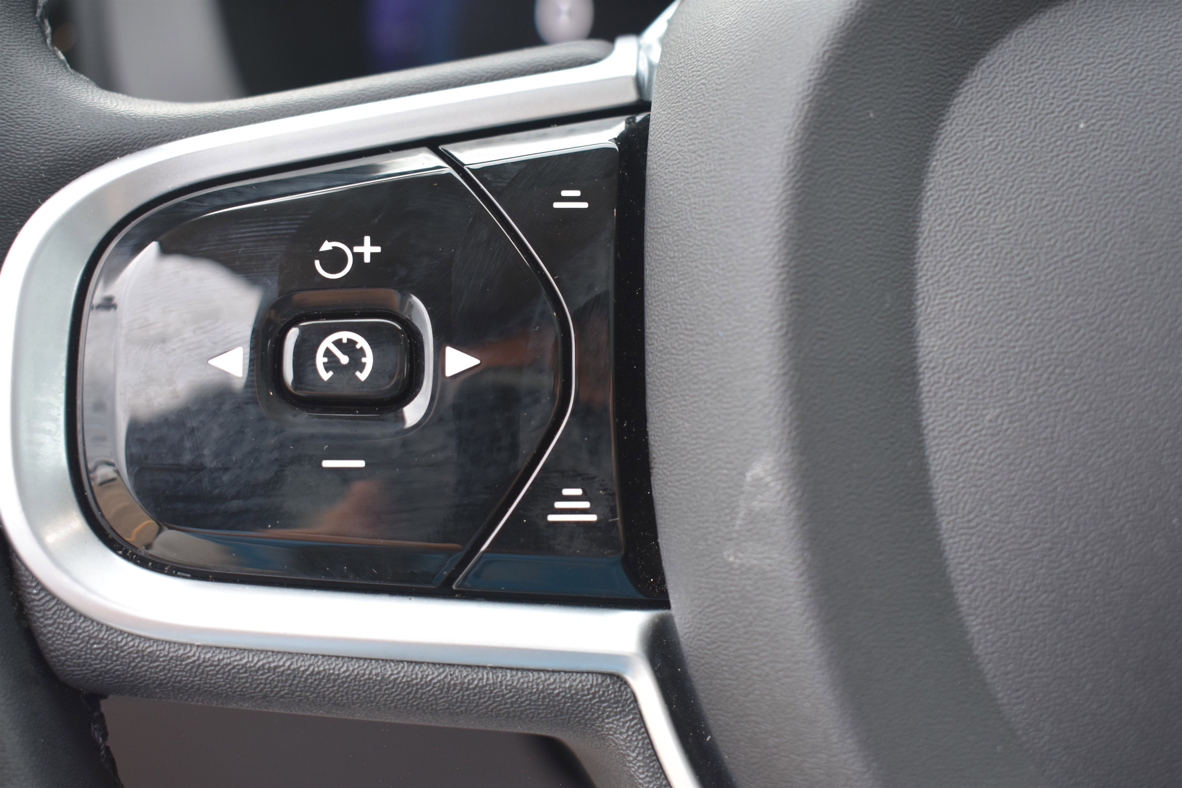 2023 Volvo XC60 B5 Plus photo 13