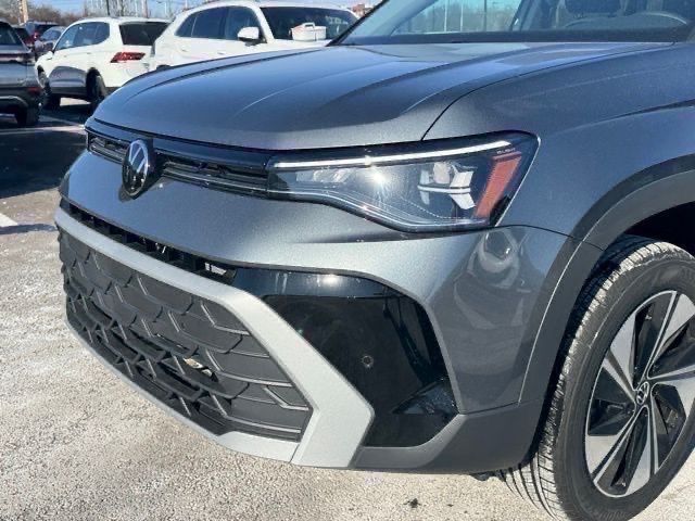2025 Volkswagen Taos SE photo 10