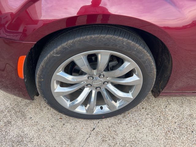 2017 Chrysler 300 Limited photo 3