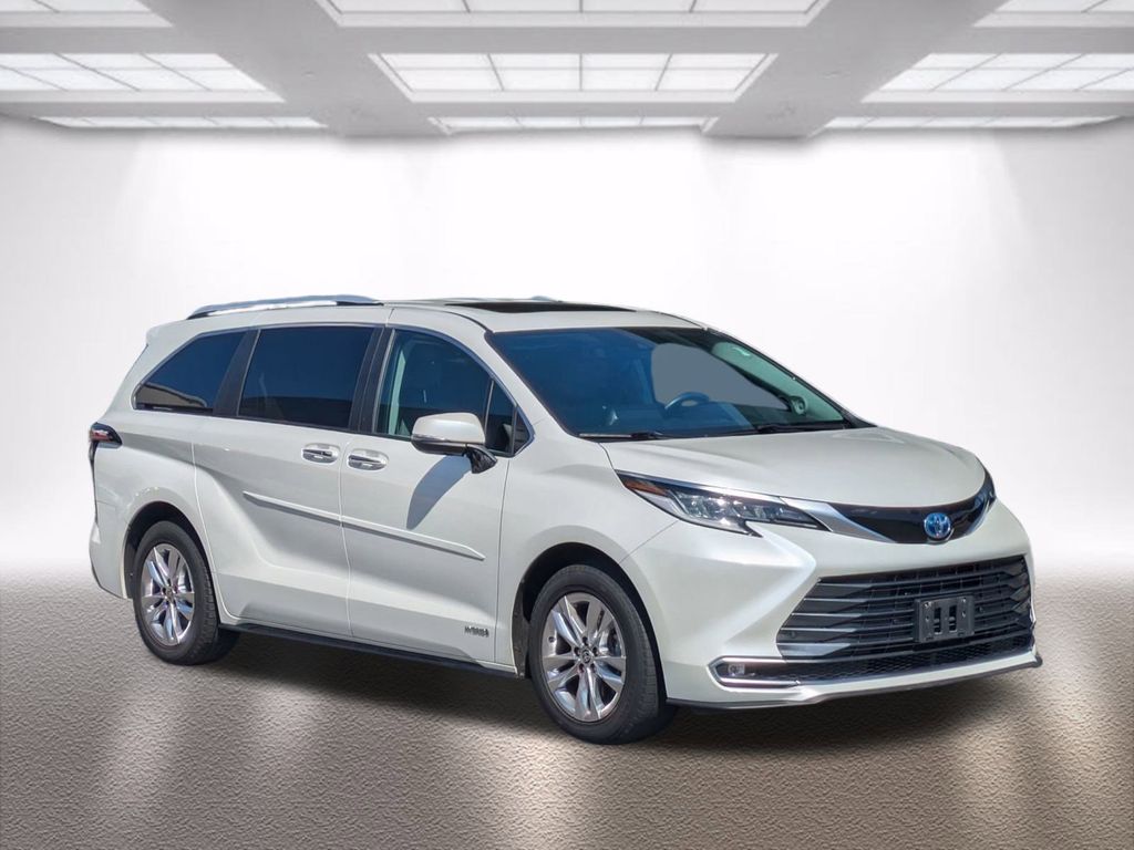 2021 Toyota Sienna Limited's photo