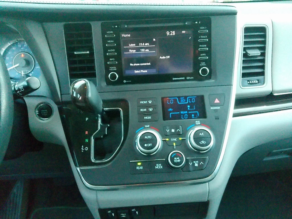 2018 Toyota Sienna XLE photo 23