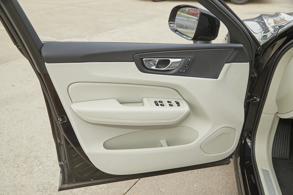 2025 VOLVO XC60 - Image 8