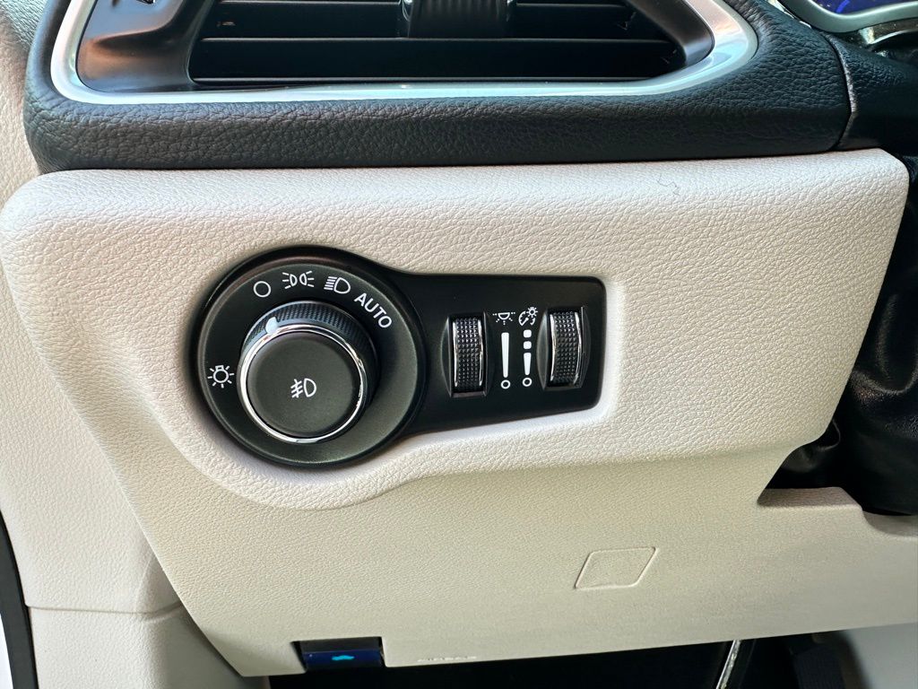 2024 Chrysler Pacifica Limited photo 17