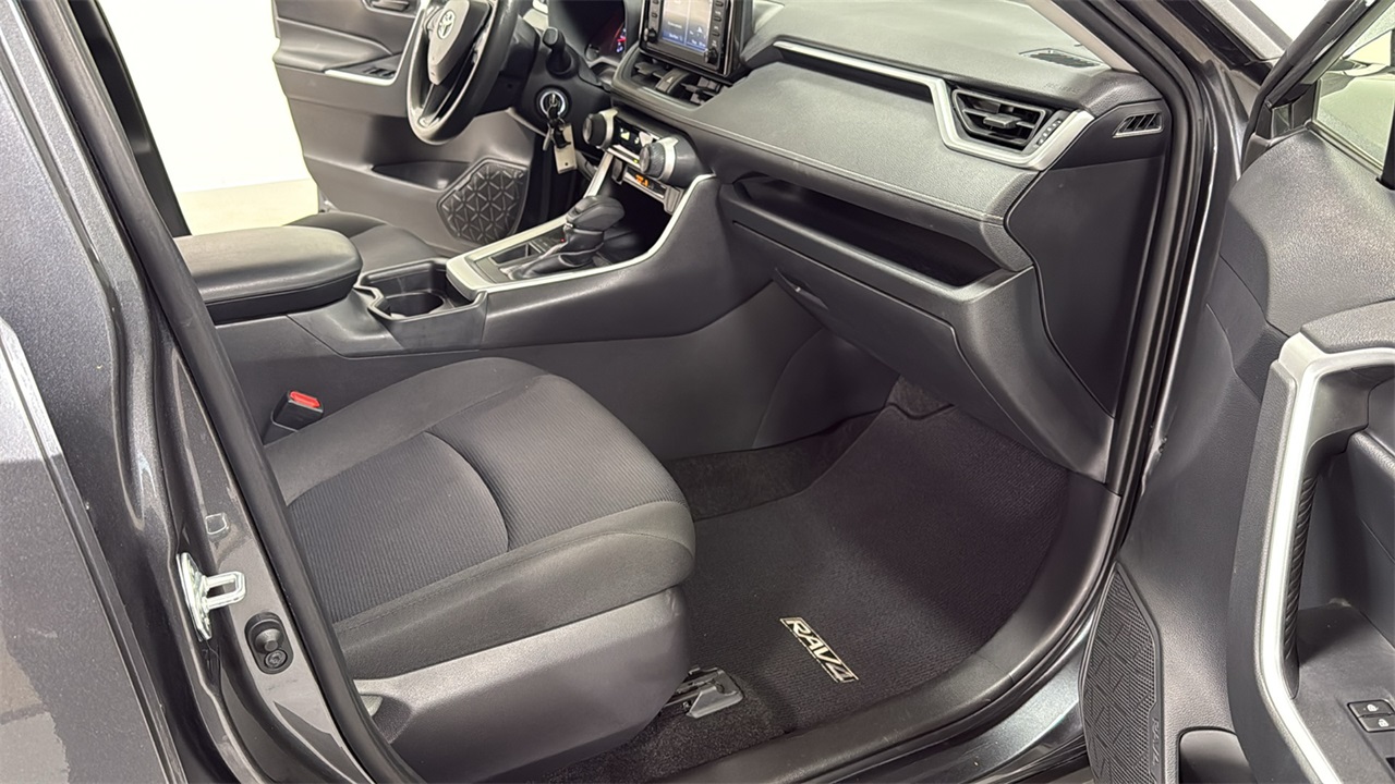 2019 Toyota RAV4 LE photo 17
