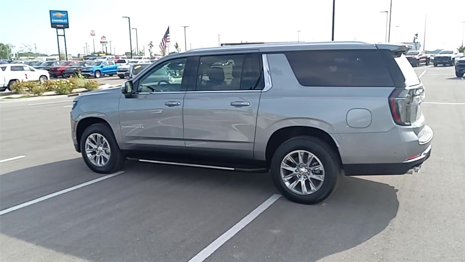 2025 Chevrolet Suburban Premier photo 5