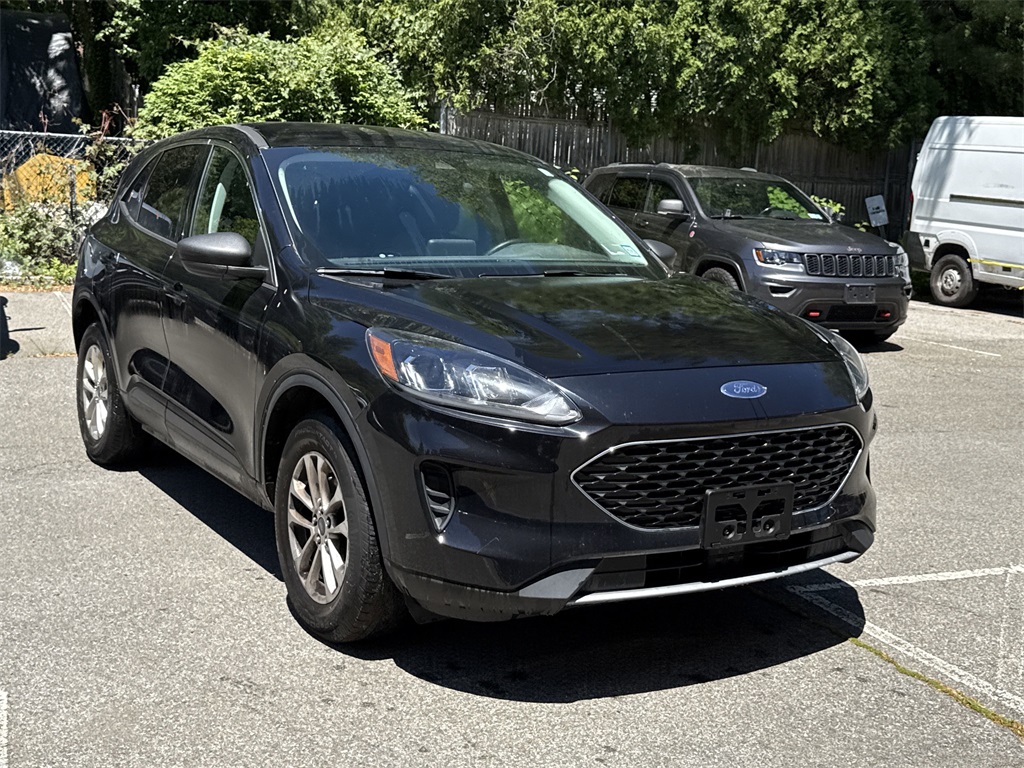 Used 2022 Agate Black Metallic Ford SE image 1