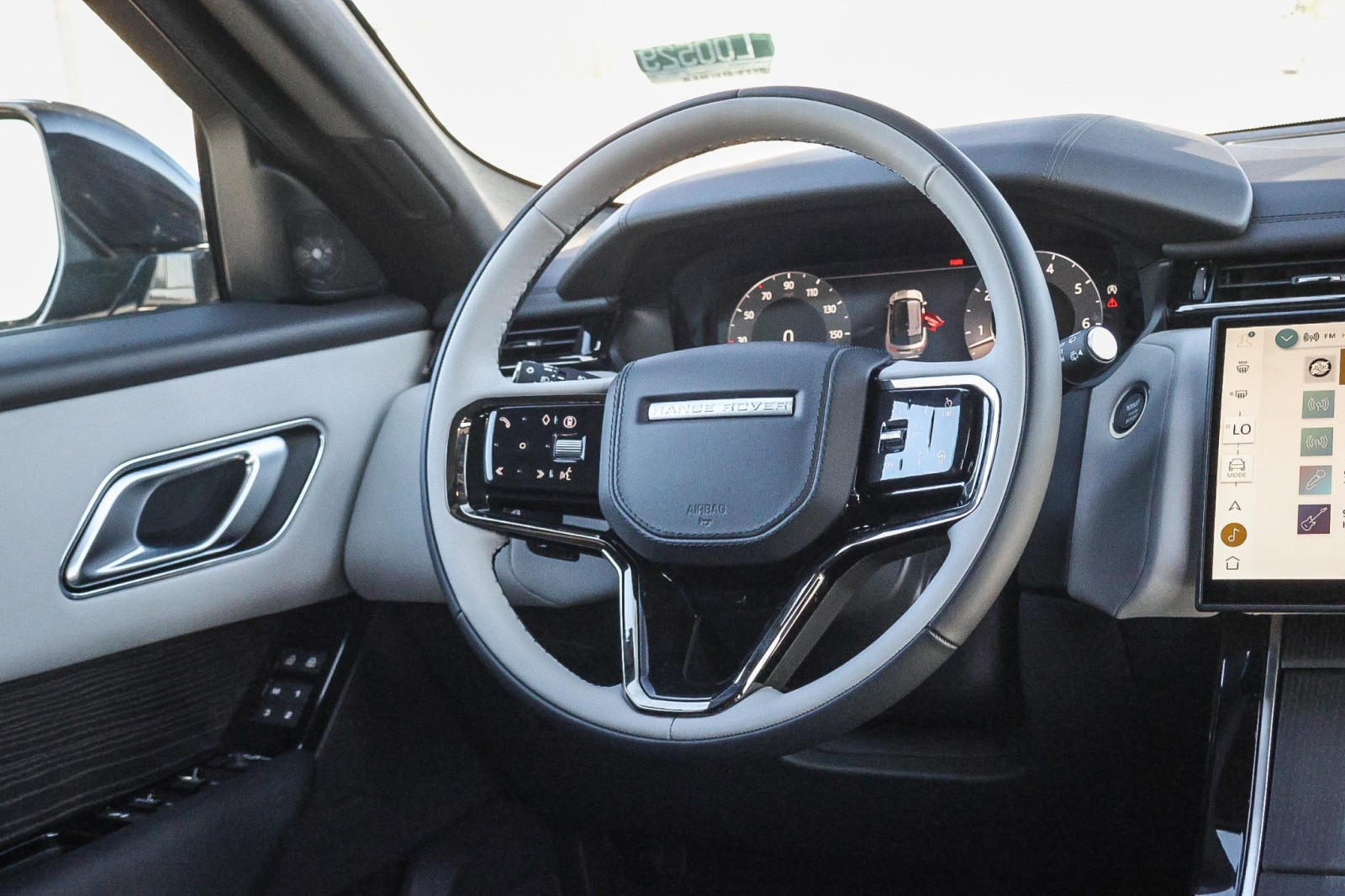 2026 Land Rover Range Rover Velar SE photo 16