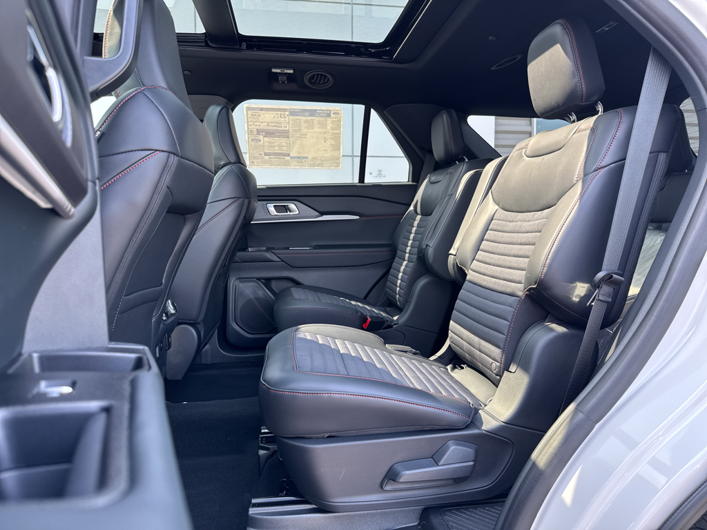 2025 Ford Explorer ST-Line photo 16