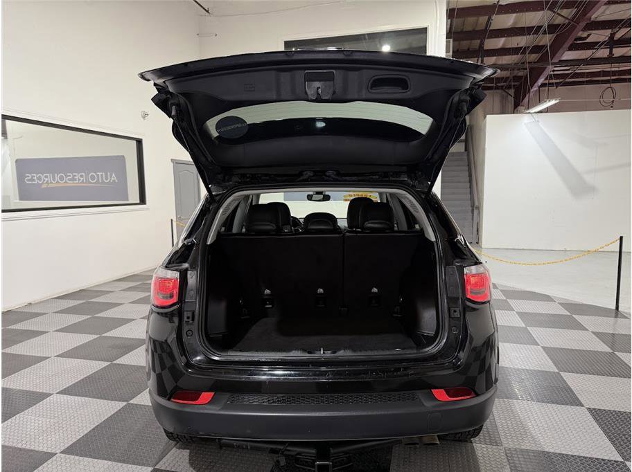 Used 2019 Diamond Black Crystal Pearlcoat Jeep Limited image 23