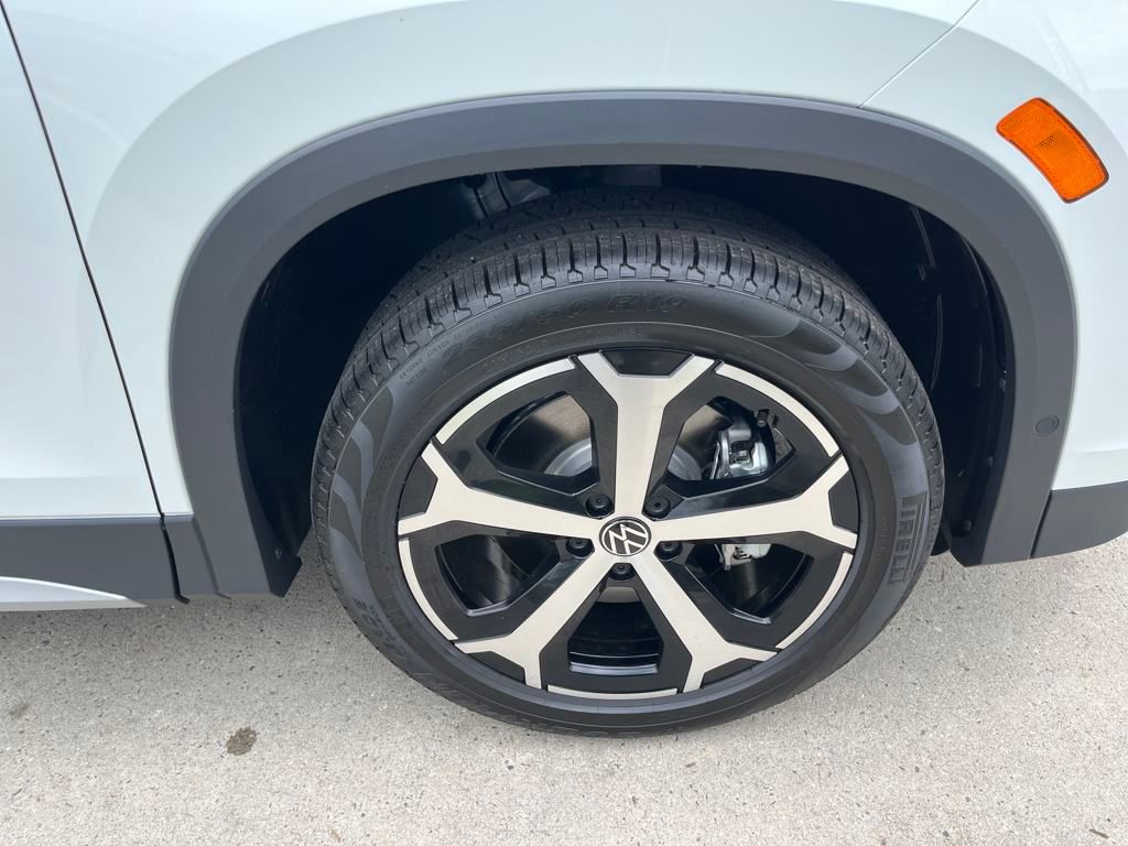 2025 Volkswagen Tiguan SE photo 2