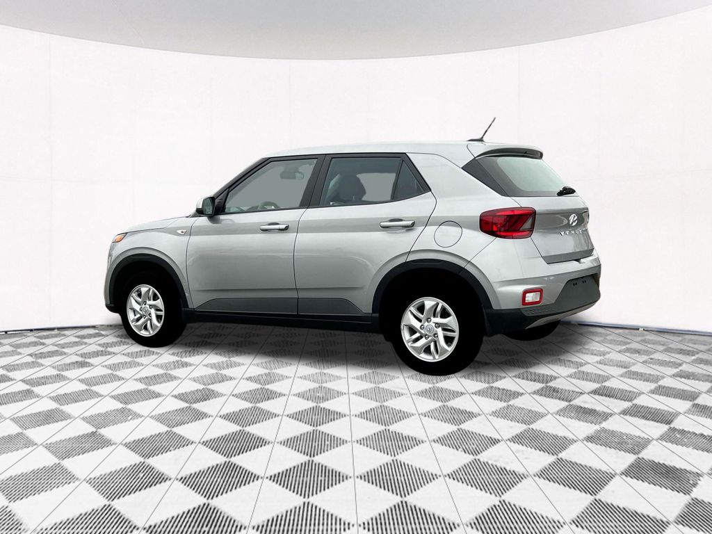 2025 Hyundai Venue SE photo 3