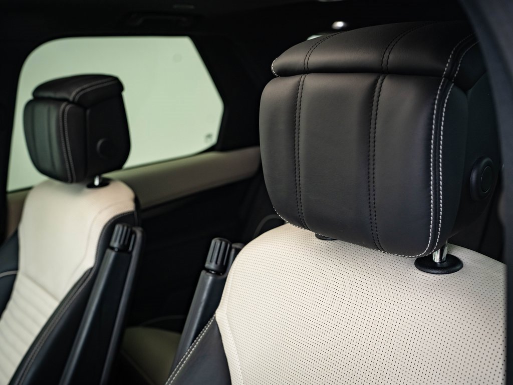 2023 Land Rover Discovery S R-Dynamic photo 18