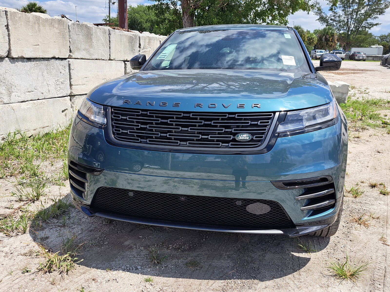 2026 Land Rover Range Rover Velar SE photo 6