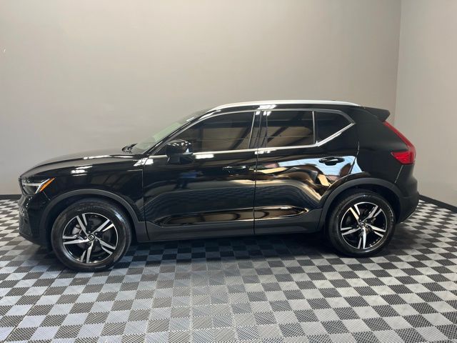 2023 Volvo XC40 Plus photo 2