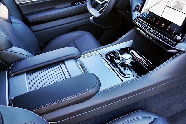 New 2025 Bright White Clear-Coat Exterior Paint Jeep Series II image 14