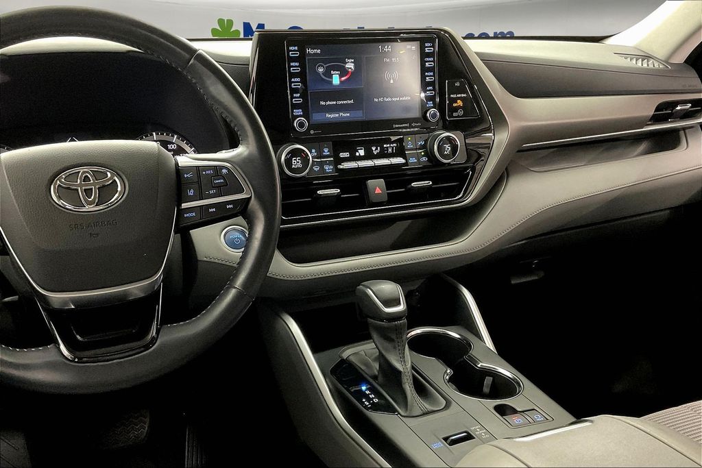 2021 Toyota Highlander Hybrid LE photo 6
