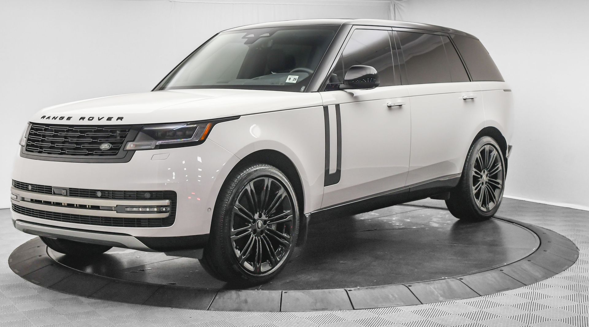 2025 Land Rover Range Rover SE photo 3