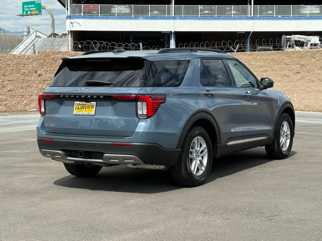 2025 Ford Explorer photo 4