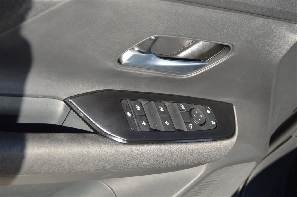 2025 Nissan Kicks SV photo 22