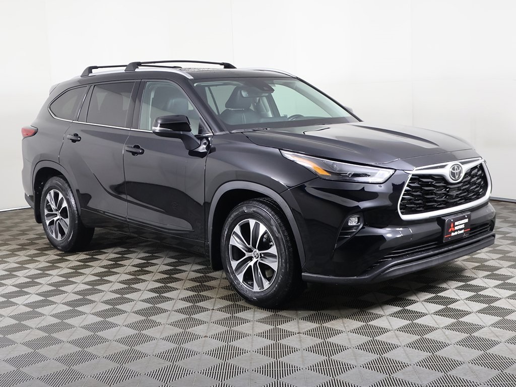 2022 Toyota Highlander XLE photo 2