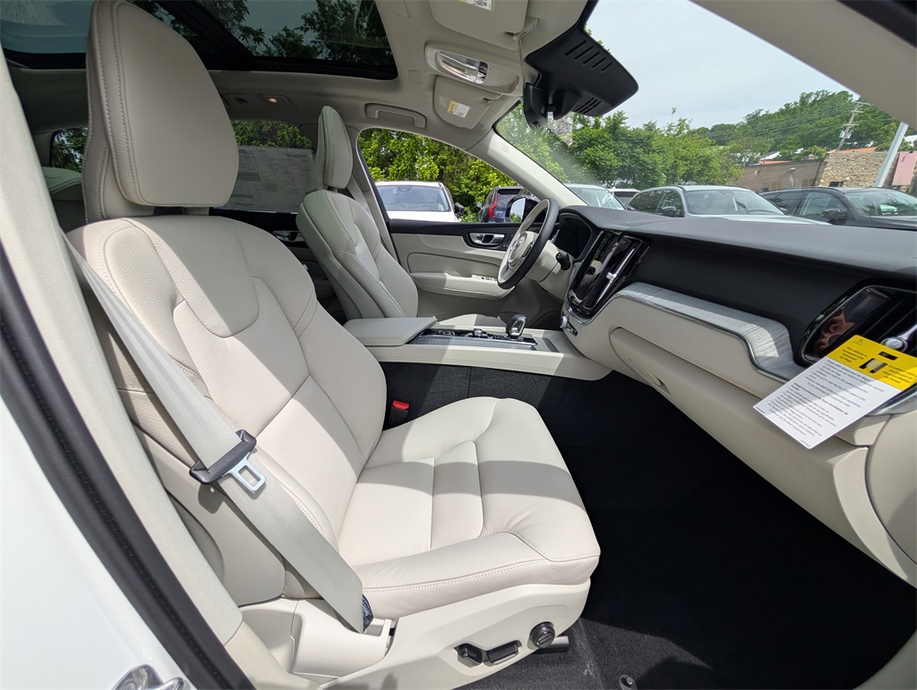 2025 Volvo XC60 B5 Plus photo 2
