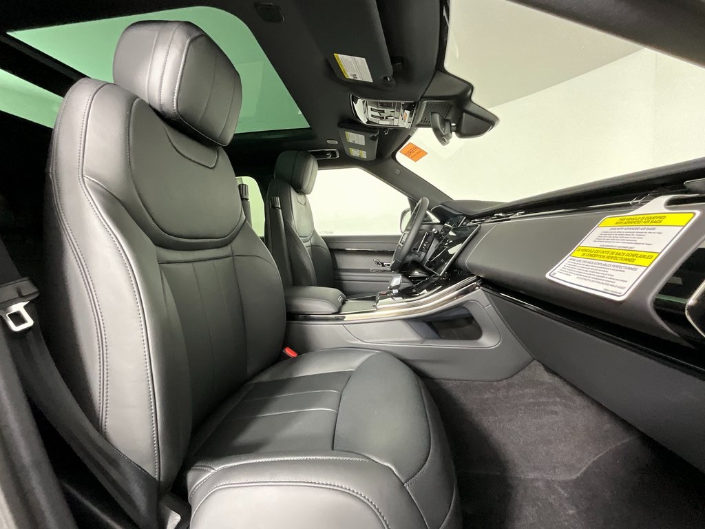 2025 Land Rover Range Rover Sport SE photo 2