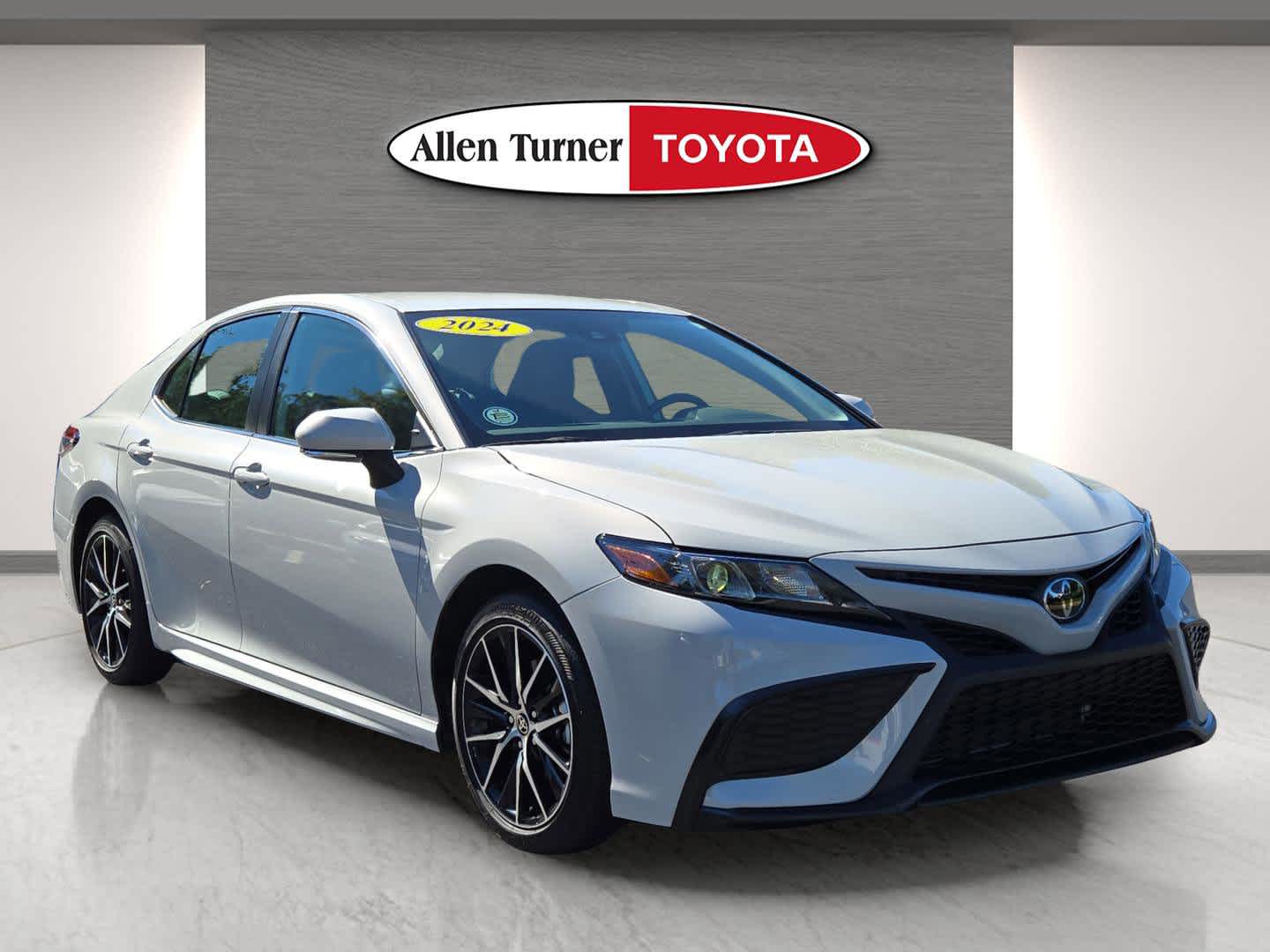 2024 Toyota Camry SE's photo