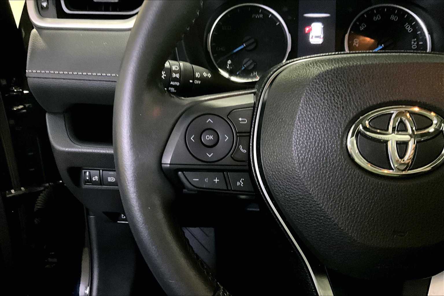 2019 Toyota RAV4 Hybrid XLE photo 22