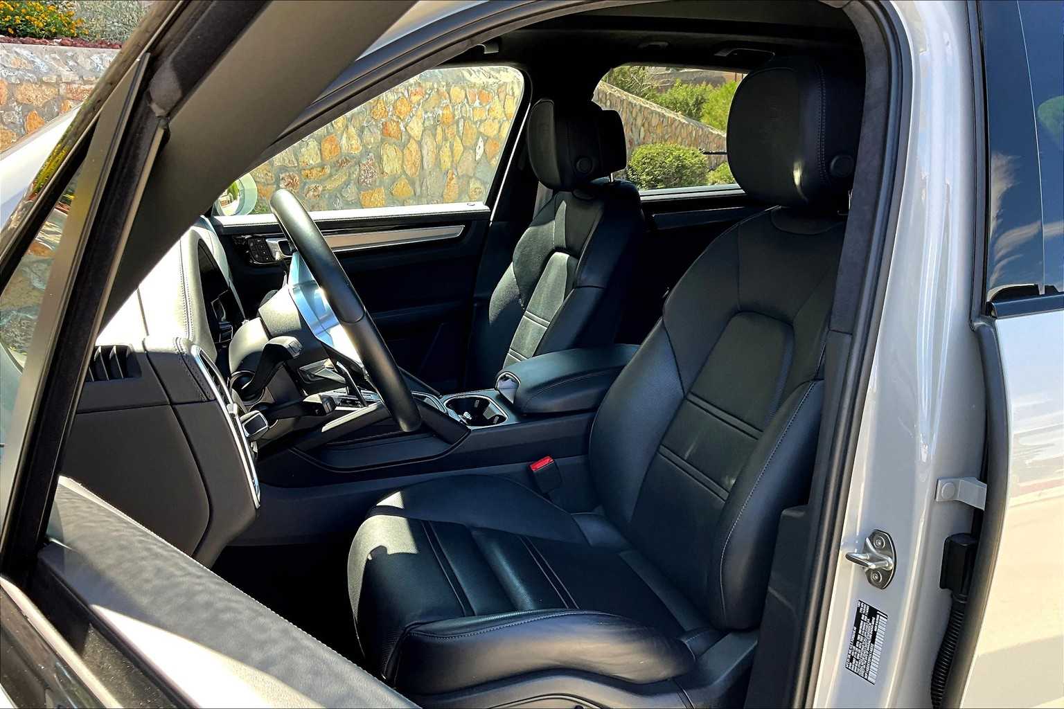 2023 Porsche Cayenne S Platinum Edition photo 4