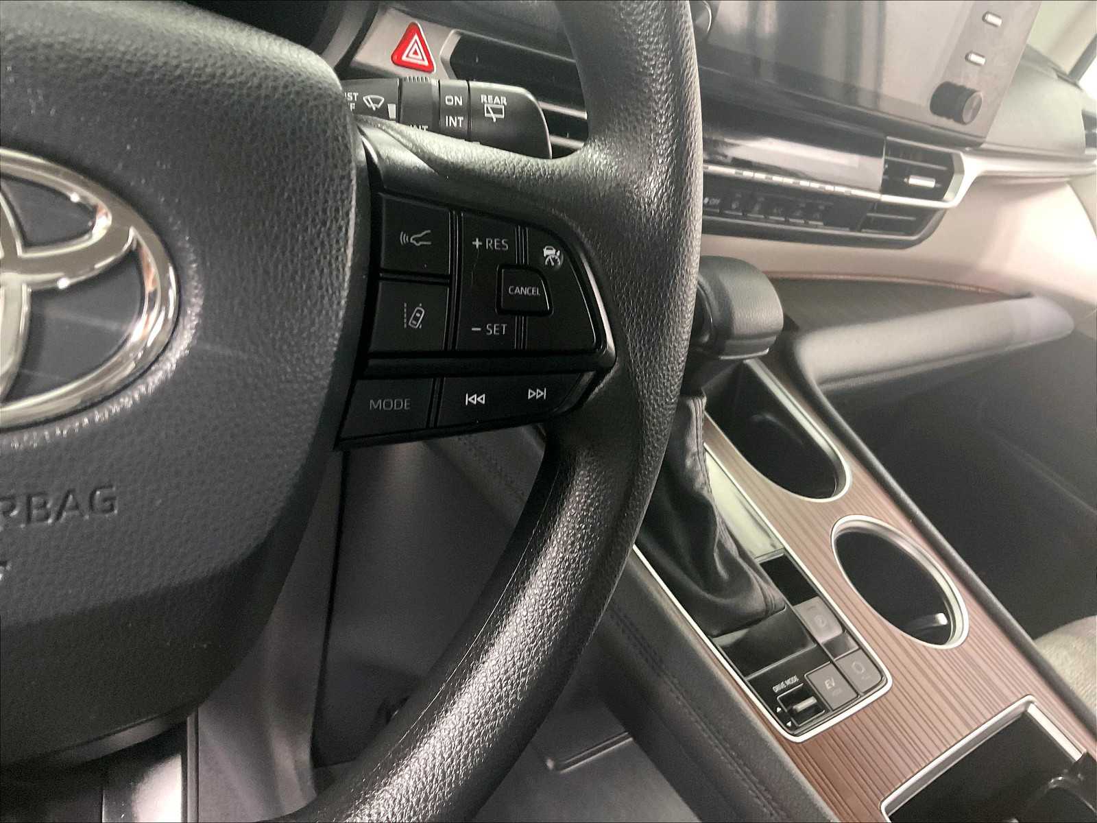 2024 Toyota Sienna LE photo 23