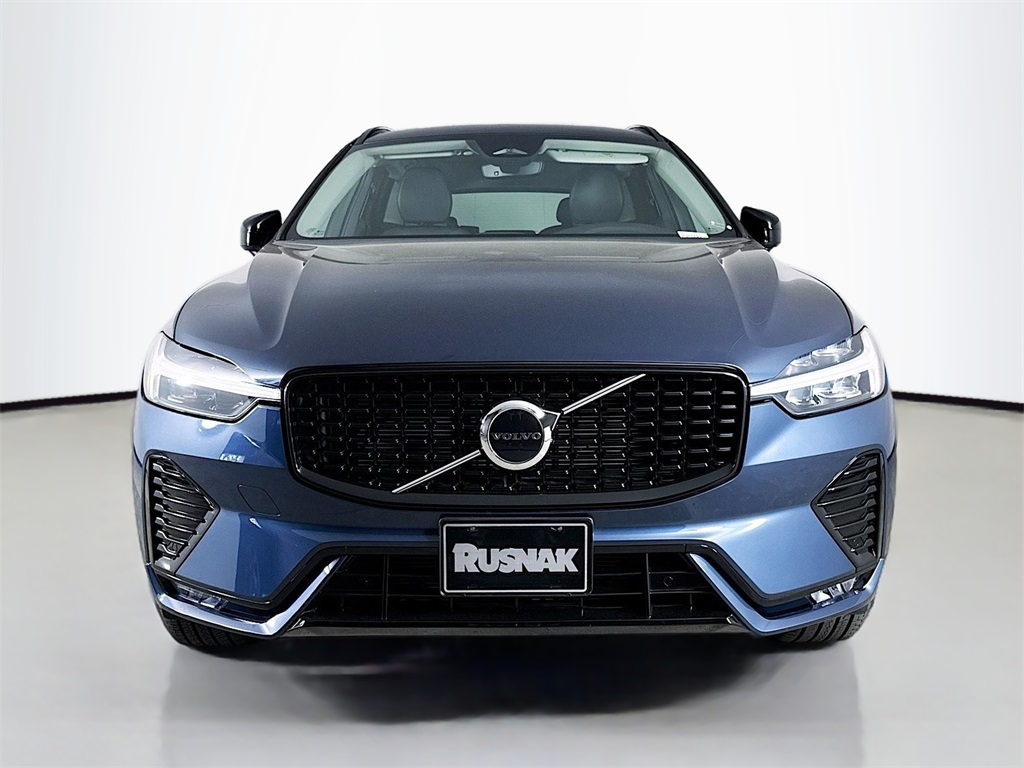 2025 Volvo XC60 B5 Core photo 2