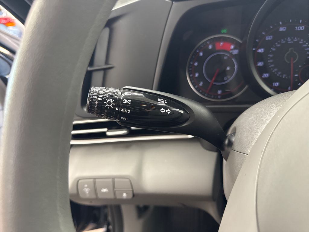 2022 Hyundai Elantra SEL photo 22