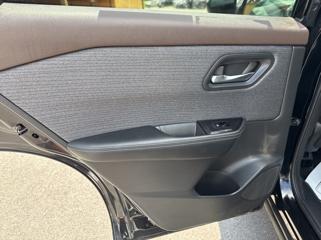 2021 Nissan Rogue SV photo 17